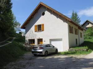 um carro estacionado em frente a uma casa em Maison Villard-de-Lans, 5 pièces, 8 personnes - FR-1-548-27 em Villard-de-Lans