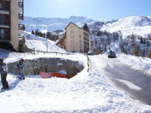 a person standing in the snow next to a road at Appartement Saint-François-Longchamp, 2 pièces, 6 personnes - FR-1-635-85 in Saint-François-Longchamp