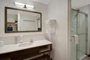 Hampton Inn Queen Creek, AZ的一间浴室