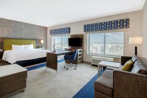 um quarto de hotel com uma cama e uma secretária em Hampton Inn Queen Creek, AZ em Queen Creek
