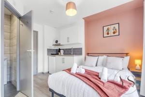 um quarto com uma cama grande e uma parede rosa em Gorgeous Studio A - Wi-Fi Alton Towers Netflix em Stoke-on-Trent