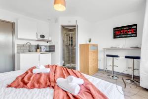 1 dormitorio con 1 cama con 2 toallas en Gorgeous Studio C - Wi-Fi Alton Towers Netflix, en Stoke on Trent