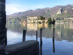 uma pequena cidade na margem de um lago em Appartamento vacanze al lago Orta San Giulio em Orta San Giulio