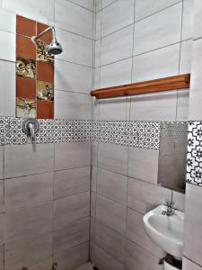 uma casa de banho com um lavatório e um lavatório branco em Valleycenter guesthouse em Joanesburgo