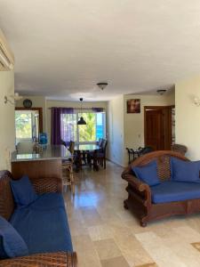 ein Wohnzimmer mit 2 Sofas und einem Tisch in der Unterkunft Apartamento en la playa. in Punta Cana