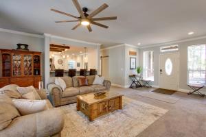 Un lugar para sentarse en The Hub La Pine Vacation Rental - Dog Friendly!