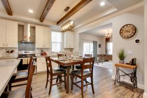 Una cocina o kitchenette en The Hub La Pine Vacation Rental - Dog Friendly!