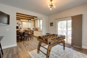 Una cocina o kitchenette en The Hub La Pine Vacation Rental - Dog Friendly!
