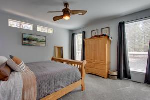 um quarto com uma cama e uma ventoinha de tecto em The Hub La Pine Vacation Rental - Dog Friendly! em La Pine