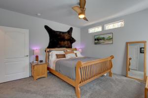 Una cama o camas en una habitación de The Hub La Pine Vacation Rental - Dog Friendly!