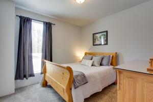 Una cama o camas en una habitación de The Hub La Pine Vacation Rental - Dog Friendly!