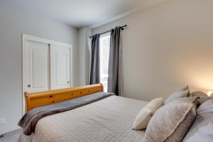 Una cama o camas en una habitación de The Hub La Pine Vacation Rental - Dog Friendly!