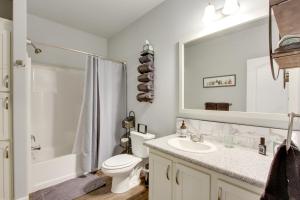 Un baño de The Hub La Pine Vacation Rental - Dog Friendly! 26 fotos más