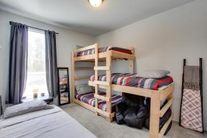 Una cama o camas en una habitación de The Hub La Pine Vacation Rental - Dog Friendly!