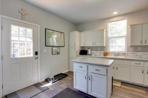 Una cocina o kitchenette en The Hub La Pine Vacation Rental - Dog Friendly!