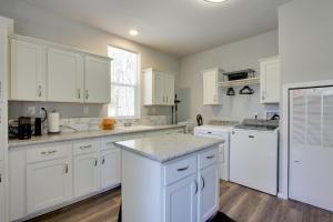 Una cocina o kitchenette en The Hub La Pine Vacation Rental - Dog Friendly!
