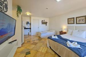 een slaapkamer met 2 bedden en een flatscreen-tv bij Apartamento #303 Beach Park Suítes por Carpediem in Aquiraz