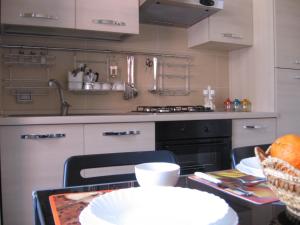 Una cocina o zona de cocina en Appartamento Loreto