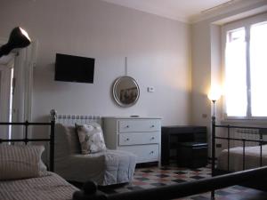 ミラノにあるAppartamento Loretoのリビングルーム(ソファ、椅子、ドレッサー付)