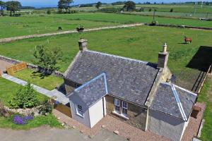 una vista aérea de una casa con un campo en Fordel Cottage en Dalkeith