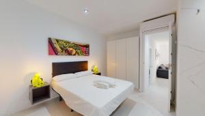 Un dormitorio blanco con una gran cama blanca. en Agd Living 1, en Algarrobo Costa