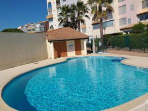 Bazén v ubytovaní T2 Climatisé pour 4 Pers. avec Piscine, Parking, Proche Plage et Commerces - FR-1-607-152 alebo v jeho blízkosti