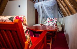 BetaにあるBugoma Sand Beach and Resort Hotelのテーブル、椅子、ソファが備わる客室です。