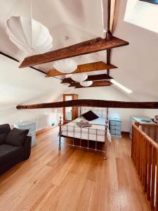 ein Wohnzimmer mit einem Bett und einem Sofa in der Unterkunft The Hideout in Linton