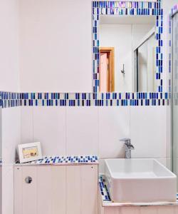uma casa de banho com um lavatório e um espelho em The Hideout em Linton
