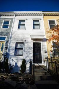 Entire rowhouse in Capitol Hill with free parking في واشنطن: بيت ابيض امامه درج