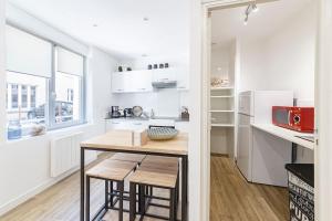 Una cocina con una mesa y sillas en una habitación. en Le Ferry, en Laval