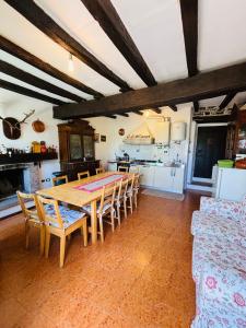 eine Küche und ein Esszimmer mit einem Tisch und Stühlen in der Unterkunft A casa di Mirna in Borghetto Di Borbera
