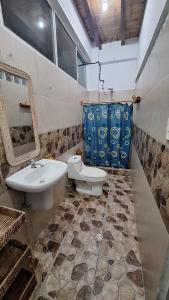 Casa Gaia: Un Paraiso في مومبيش: حمام مع حوض ومرحاض