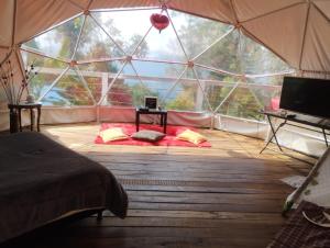 Postel nebo postele na pokoji v ubytování Glamping Eco Azulejo + 52 fotografií