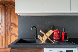 Kuchyň nebo kuchyňský kout v ubytování Pépoule - Appartements avec vue sur les monts du Beaujolais