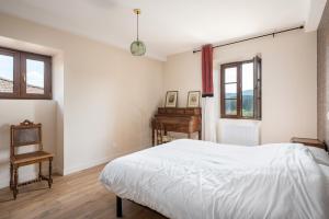 Postel nebo postele na pokoji v ubytování Pépoule - Appartements avec vue sur les monts du Beaujolais