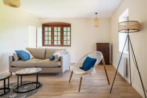 Posezení v ubytování Pépoule - Appartements avec vue sur les monts du Beaujolais