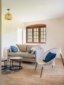 Posezení v ubytování Pépoule - Appartements avec vue sur les monts du Beaujolais