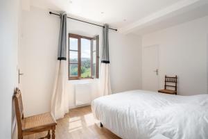 Postel nebo postele na pokoji v ubytování Pépoule - Appartements avec vue sur les monts du Beaujolais