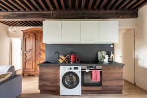 Kuchyň nebo kuchyňský kout v ubytování Pépoule - Appartements avec vue sur les monts du Beaujolais