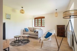 TV a/nebo společenská místnost v ubytování Pépoule - Appartements avec vue sur les monts du Beaujolais