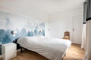 Postel nebo postele na pokoji v ubytování Pépoule - Appartements avec vue sur les monts du Beaujolais
