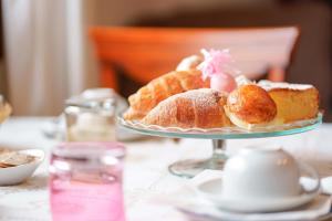 um prato de pastelaria sentado numa mesa em B&B Ametista em Villasimius