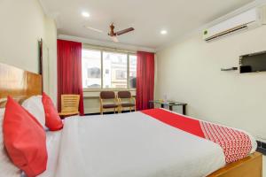 Postel nebo postele na pokoji v ubytování Hotel O Srinivasa Residency