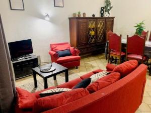 Televízia a/alebo spoločenská miestnosť v ubytovaní Maison F3 à Céret avec jardin, terrasses et climatisation, proche centre-ville - FR-1-703-96