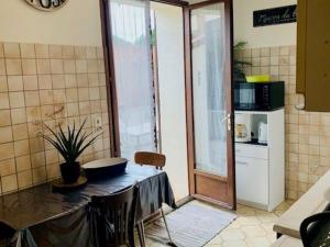 Kuchyňa alebo kuchynka v ubytovaní Maison F3 à Céret avec jardin, terrasses et climatisation, proche centre-ville - FR-1-703-96 + 7 fotografií