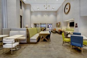 Hampton Inn Queen Creek, AZ的休息区