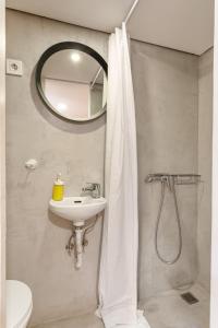 La salle de bains est pourvue d'un lavabo et d'un miroir. dans l'établissement Studio Nest - Near the train to Lisbon & Sintra, à Algueirão