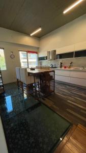 a kitchen with a table and chairs in a room at Casa Premium Habitaciones in Buenos Aires