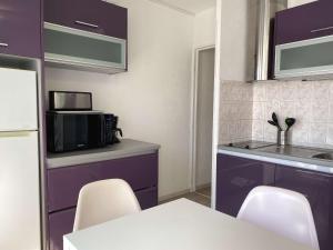 Kuchyňa alebo kuchynka v ubytovaní Charmant T2 au cœur du village avec garage, balcon ensoleillé et wifi à Balaruc-les-Bains. - FR-1-553-183